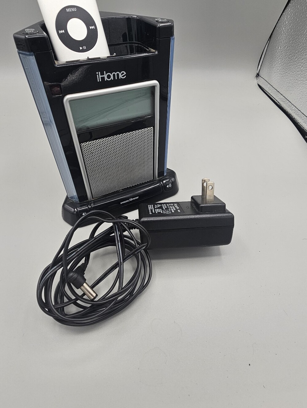 Ipod Nano 4th 8gb Ihome Speaker Dock Alarm Clock IH4B Works Battery Drains Quick - Picture 11 of 13